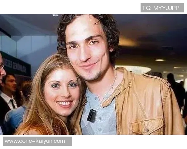 胡梅尔斯水瓶贴新闻揭示心声:20多岁渴望婚姻与家庭生活