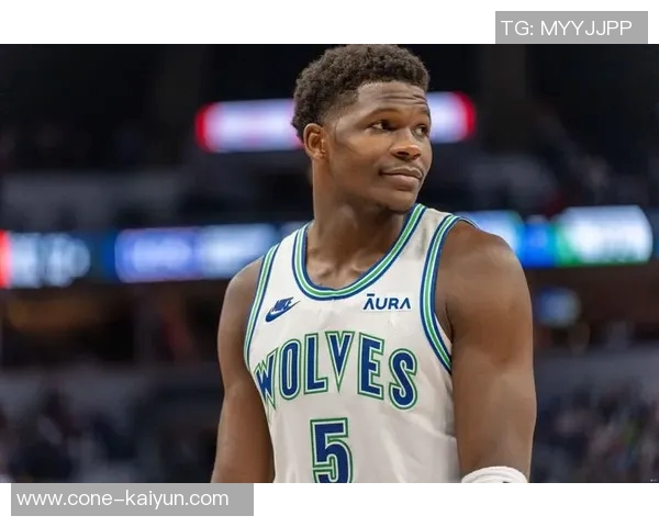 爱德华兹上半场表现亮眼15投6中三分球命中率不佳仍贡献17分1板2助